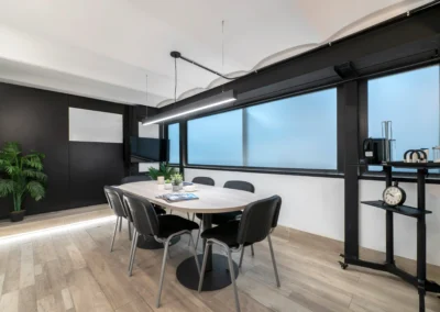 Sala de reunión equipada en Madrid Chamartín lista para trabajar
