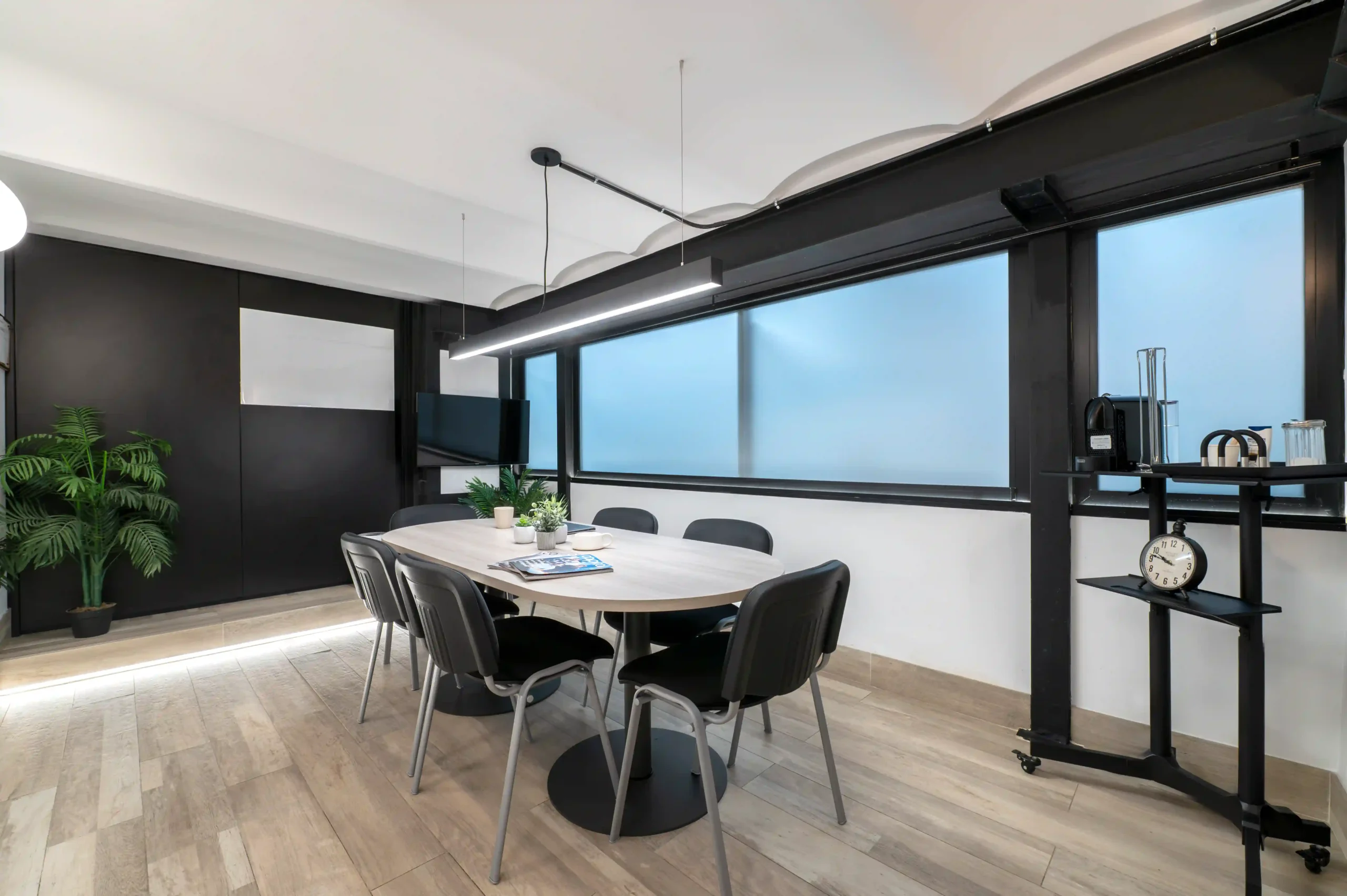 Sala de reunión equipada en Madrid Chamartín lista para trabajar